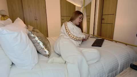 ALEJADOLLTS online show from 04-17-26, 02:47