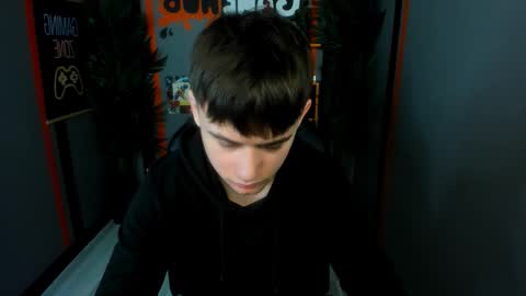 Snapshot of alejandro_ellias chatting on 03-18-26, 06:16 Alejandro online show from 03-18-26, 06:16