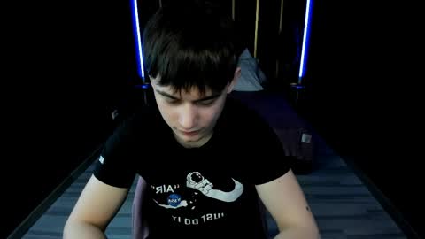 Snapshot of alejandro_ellias chatting on 04-05-26, 01:03 Alejandro online show from 04-05-26, 01:03