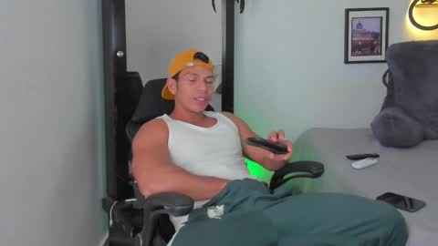 Snapshot of alejostrong chatting on 02-14-25, 01:45 alejostrong online show from 02-14-25, 01:45