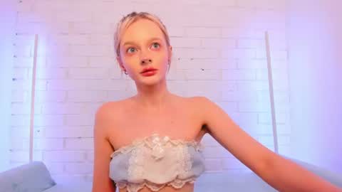 Snapshot of alessakiss chatting on 06-21-26, 02:36 alessakiss online show from 06-21-26, 02:36