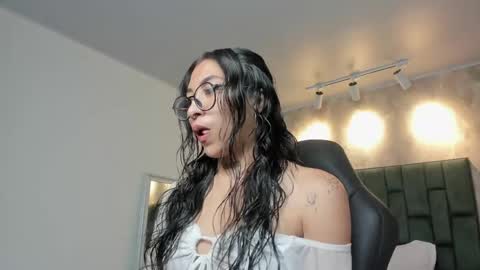 Snapshot of alessia_storm_ chatting on 04-16-26, 01:17 Alessia online show from 04-16-26, 01:17