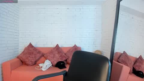 Snapshot of alessia_taylorr chatting on 10-27-25, 12:42 Alessia Everyday From 0530 to 1430 Col Time online show from 10-27-25, 12:42