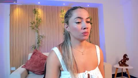 Snapshot of alessia_taylorr chatting on 12-15-25, 12:31 Alessia Everyday From 0530 to 1430 Col Time online show from 12-15-25, 12:31