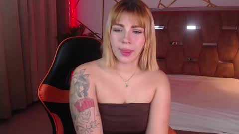 Snapshot of alessiadouce chatting on 09-16-25, 04:02 Alessia online show from 09-16-25, 04:02