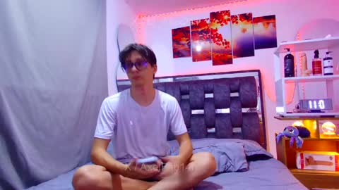 Snapshot of alex_and_fabian chatting on 05-19-26, 02:29 sneider online show from 05-19-26, 02:29
