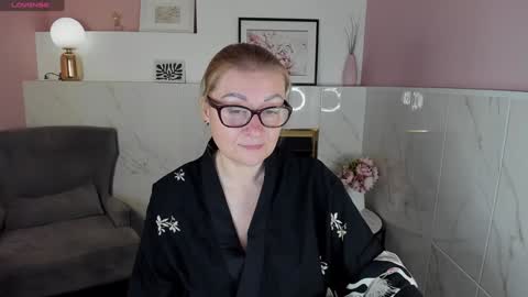 Snapshot of alexandra_kind chatting on 12-26-24, 01:43 Alexandra online show from 12-26-24, 01:43