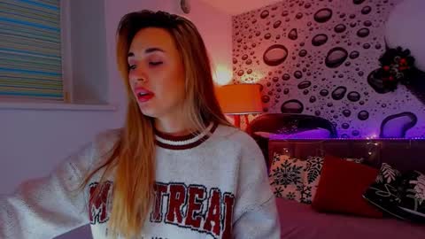 Snapshot of alexawilds chatting on 12-21-25, 06:20 AlexaWilds online show from 12-21-25, 06:20