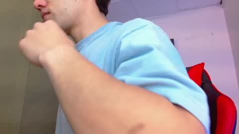 Snapshot of alexgiraldo__ chatting on 05-08-26, 01:27 alexgiraldo__ online show from 05-08-26, 01:27