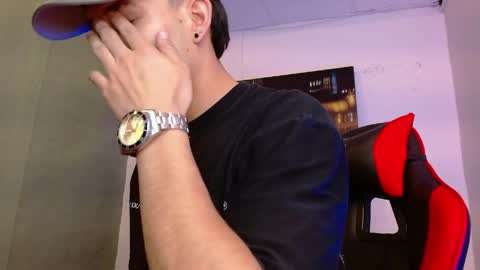 Snapshot of alexgiraldo__ chatting on 05-17-26, 12:01 alexgiraldo__ online show from 05-17-26, 12:01