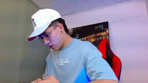 Snapshot of alexgiraldo__ chatting on 05-26-26, 02:07 alexgiraldo__ online show from 05-26-26, 02:07