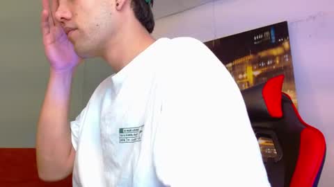 Snapshot of alexgiraldo__ chatting on 06-20-26, 01:25 alexgiraldo__ online show from 06-20-26, 01:25