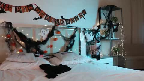 Alexina online show from 10-19-25, 05:52