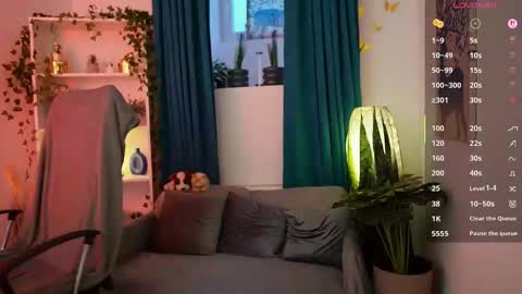 Snapshot of alexis_luv_ chatting on 10-24-25, 02:13 Alexis online show from 10-24-25, 02:13