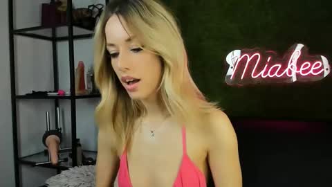 Snapshot of alexisbanx chatting on 12-15-25, 02:54 alexisbanx online show from 12-15-25, 02:54