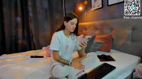 Snapshot of alexisl0ve chatting on 12-04-25, 12:09 Alexis Mon Tue Wed Thu Fri 7 GMT 0100am-0700am online show from 12-04-25, 12:09