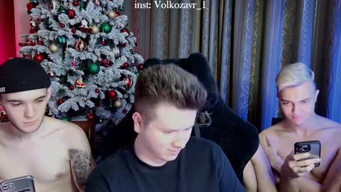 Snapshot of alexxx_d chatting on 12-17-24, 10:43 AlexDimaIgor online show from 12-17-24, 10:43