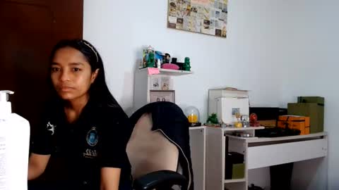 Snapshot of alia054 chatting on 06-25-26, 12:42 Alia online show from 06-25-26, 12:42