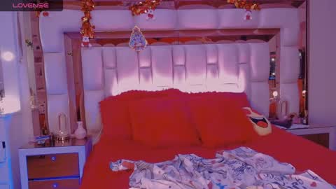 Snapshot of aliana_ross chatting on 11-26-25, 12:33 aliana_ross online show from 11-26-25, 12:33