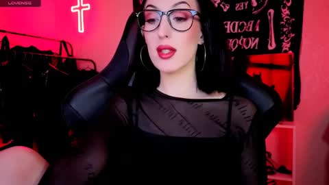 Snapshot of alice___mistress chatting on 05-26-26, 11:34 Miss Alice online show from 05-26-26, 11:34