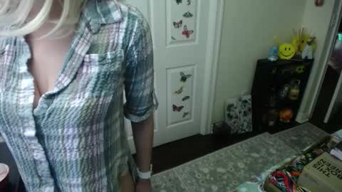 Snapshot of alice_asks chatting on 12-16-25, 11:32 Alice Asks online show from 12-16-25, 11:32