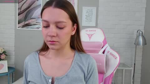 Snapshot of alice_charmy chatting on 03-01-25, 05:09 Alice in Wonderland online show from 03-01-25, 05:09