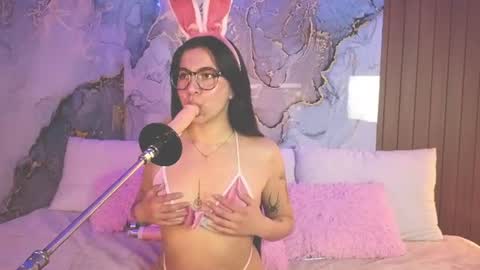 Snapshot of alice_cute77 chatting on 06-22-26, 02:25 Mey online show from 06-22-26, 02:25