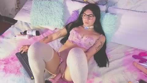 Snapshot of alice_cute77 chatting on 07-18-26, 04:11 Mey online show from 07-18-26, 04:11
