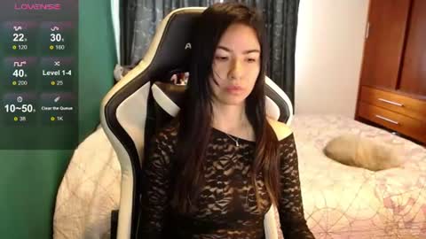 Snapshot of alice_middle01 chatting on 07-23-26, 01:42 Alice online show from 07-23-26, 01:42