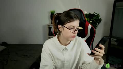 Snapshot of alice_whiteflower chatting on 10-29-25, 03:20 Alice online show from 10-29-25, 03:20