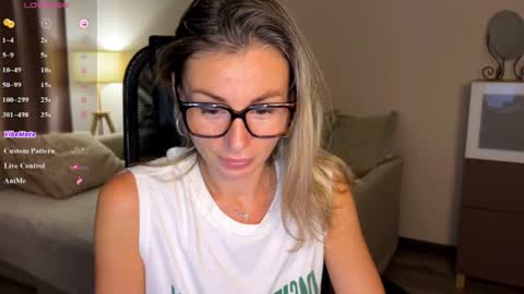 Snapshot of aliceevan chatting on 07-10-26, 11:24 Daniella online show from 07-10-26, 11:24