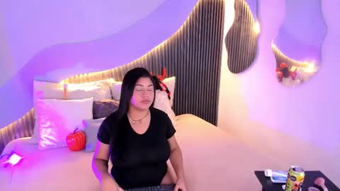 Snapshot of alicia_20_ chatting on 10-27-25, 05:06 Alice online show from 10-27-25, 05:06