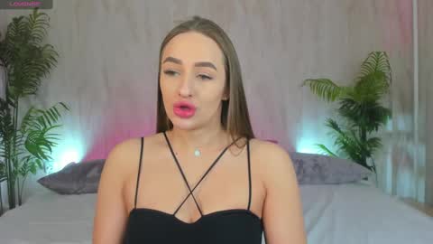 Snapshot of alicia_edwards chatting on 02-11-25, 01:52 Mia online show from 02-11-25, 01:52