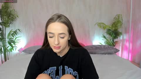 Snapshot of alicia_edwards chatting on 02-20-25, 02:07 Mia online show from 02-20-25, 02:07