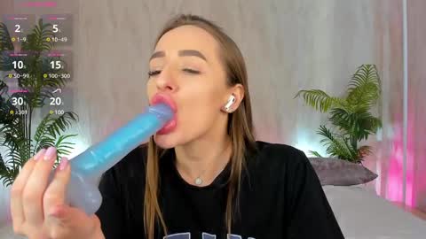 Snapshot of alicia_edwards chatting on 02-21-25, 05:13 Mia online show from 02-21-25, 05:13
