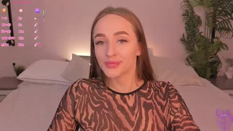 Snapshot of alicia_edwards chatting on 10-17-25, 01:53 Mia online show from 10-17-25, 01:53