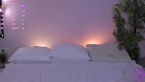 Snapshot of alicia_edwards chatting on 10-21-25, 02:01 Mia online show from 10-21-25, 02:01