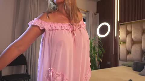 Snapshot of alicia_lang chatting on 09-22-25, 09:17 Alicia Lang online show from 09-22-25, 09:17