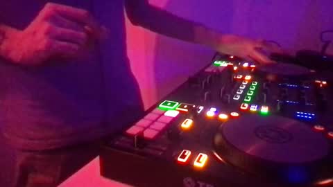 Snapshot of alien8720 chatting on 03-11-25, 03:05 busco rockera online show from 03-11-25, 03:05