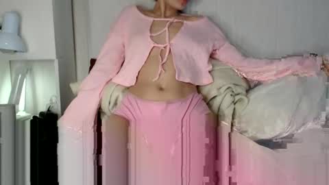 Snapshot of alien_art_lover chatting on 05-23-26, 06:23 Mia online show from 05-23-26, 06:23
