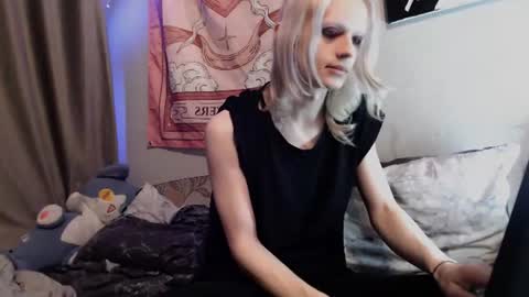 Snapshot of alien_bella chatting on 06-22-26, 11:13 Alien Bella online show from 06-22-26, 11:13