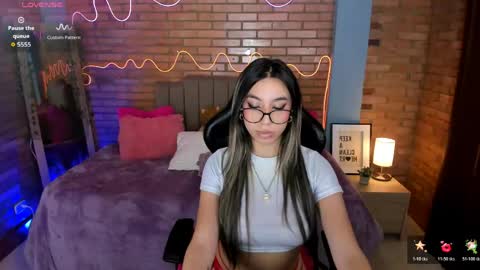 Snapshot of alina_honeyx chatting on 05-25-26, 11:55 Alina online show from 05-25-26, 11:55