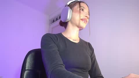 Snapshot of alina_lee01 chatting on 05-19-26, 01:56 NYX online show from 05-19-26, 01:56