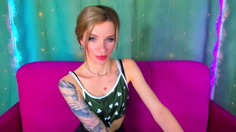 Snapshot of alina_lovelyx chatting on 01-19-26, 01:42 Alina online show from 01-19-26, 01:42
