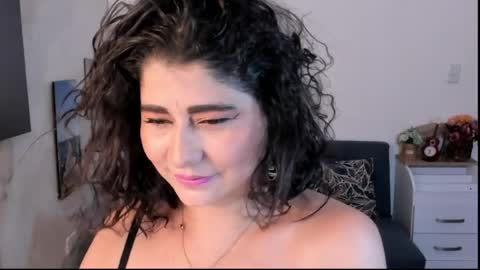 Snapshot of alinabozz1 chatting on 06-20-26, 05:10 alinabozz1 online show from 06-20-26, 05:10