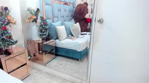 Snapshot of alinamoretz chatting on 12-17-25, 02:50 alinamoretz online show from 12-17-25, 02:50