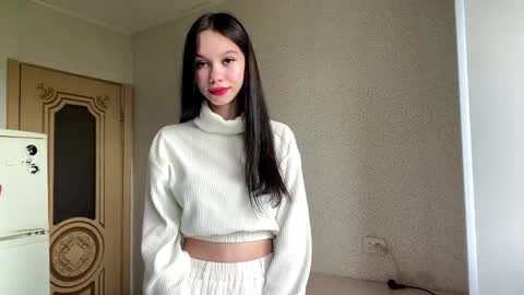 Snapshot of alinareik chatting on 05-27-26, 01:41 Mary online show from 05-27-26, 01:41