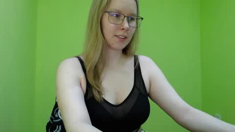 Snapshot of alinasei chatting on 04-12-26, 12:43 alinasei online show from 04-12-26, 12:43