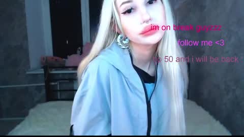 Snapshot of alison_moonlight chatting on 05-19-26, 03:18 Alison online show from 05-19-26, 03:18