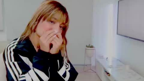 Snapshot of alisondiaz_ chatting on 01-08-25, 10:37 Alison diaz online show from 01-08-25, 10:37